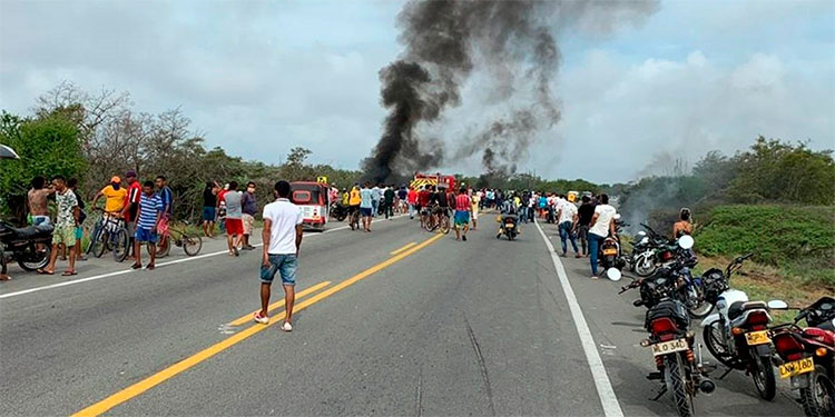 Al menos siete muertos al incendiarse camión cisterna en norte de Colombia (Video)