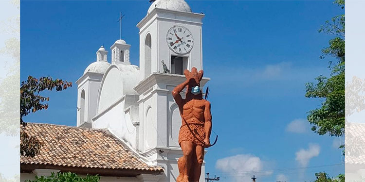 Colocan mascarilla a la estatua del Indio Lempira en Gracias