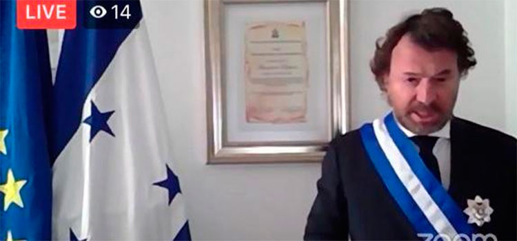 Condecoran con la 'Gran Cruz con Placa de Oro' al embajador de la UE en Honduras