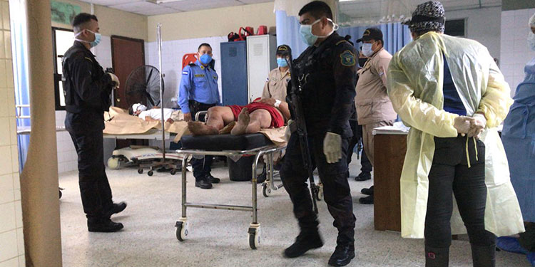 Duelo al viejo estilo del oeste se enfrentan reos dentro de cárcel