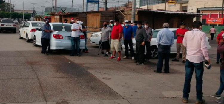 Taxistas protestan exigiendo el bono solidario y no pago de matrícula