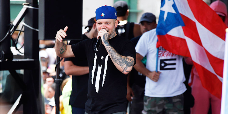 Residente dice que tumbar estatuas de colonizadores es ‘rehacer la historia’