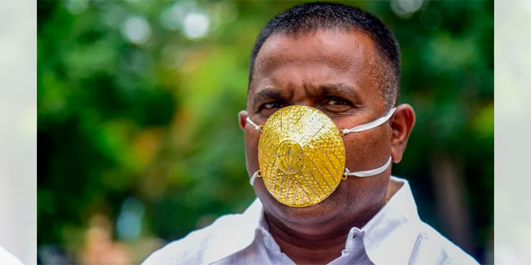 Empresario de India compra tapabocas de oro para evitar coronavirus