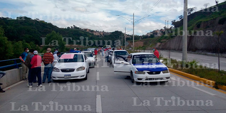Taxistas exigen pago de bono en efectivo en la capital (Video)