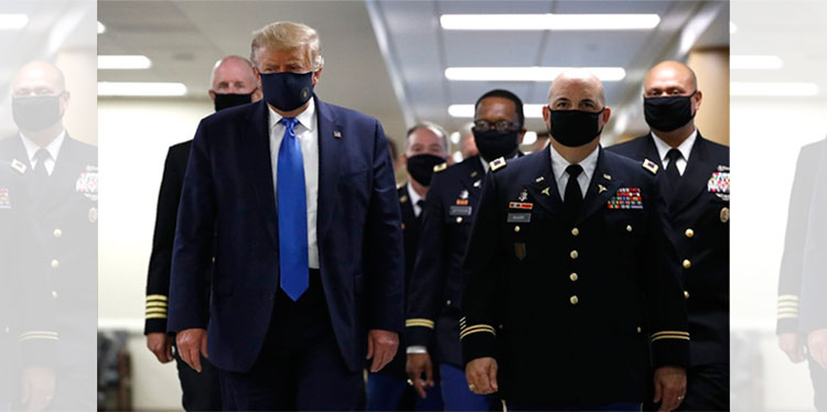 Trump usa mascarilla durante visita a hospital militar