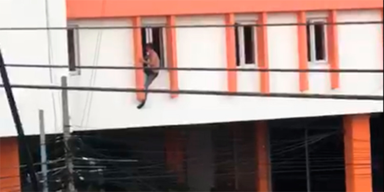 Agrede a su madre y cuando llega policía salta de ventana para escapar