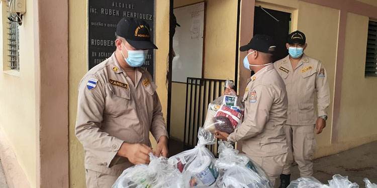 “Bendición con amor” dona alimentos a los bomberos