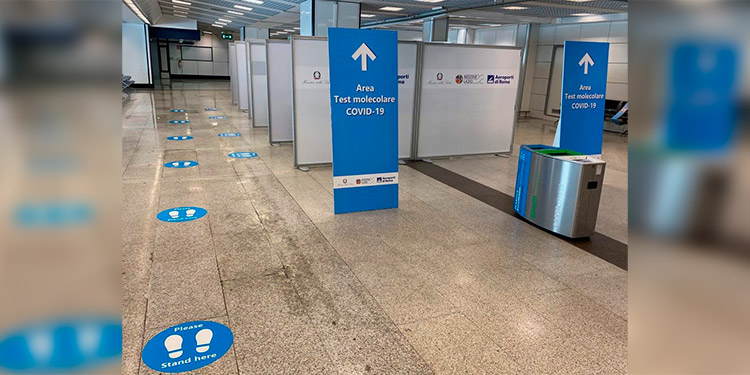 Aeropuertos romanos instalan cabinas para realizar pruebas de coronavirus