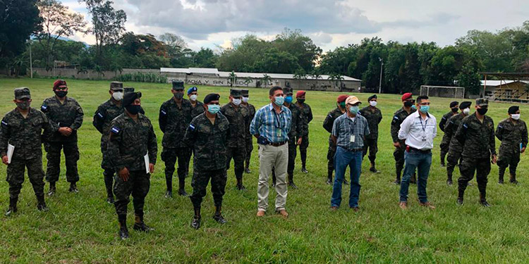 Capacitan a militares en prevención de langosta