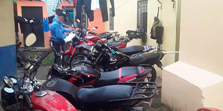 Retenes en busca de asaltantes en “motos”