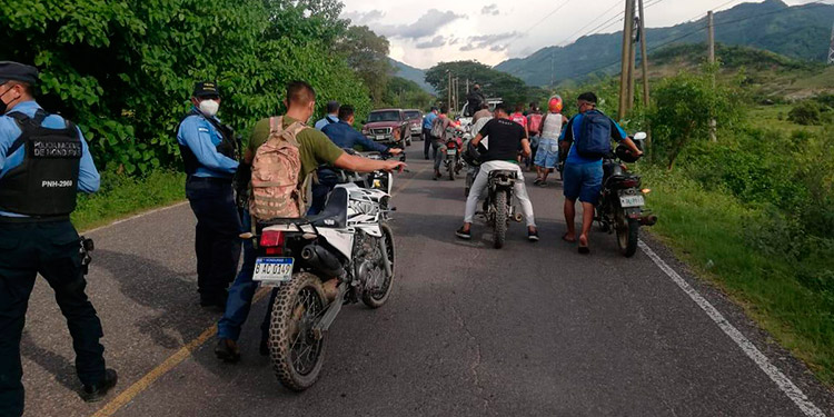 Retenes en busca de asaltantes en “motos”