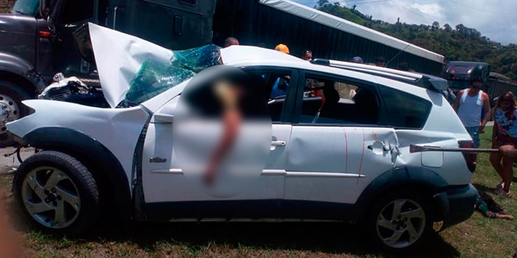 Cinco muertos al impactar camioneta contra un muro