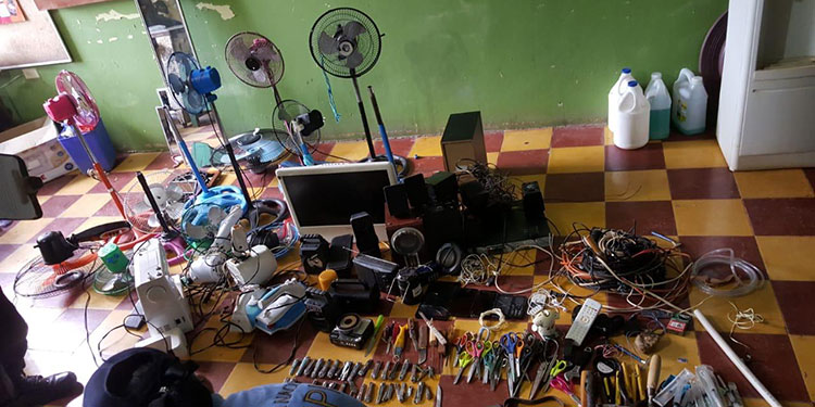 Más armas cortopunzantes y celulares hallan a reos