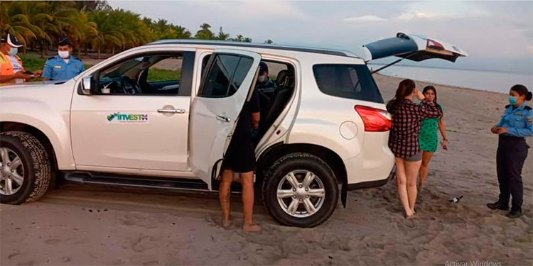 Detienen a cinco personas turisteando en Tela con carro de Invest-H (Video)