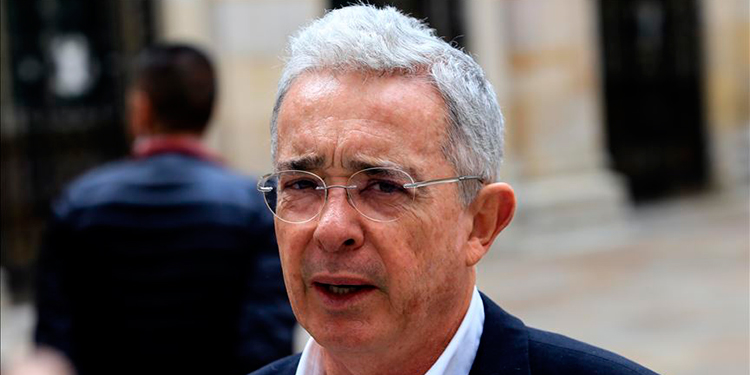 Expresidente Uribe en prisión domiciliaria renuncia al Senado de Colombia