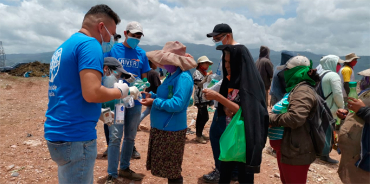 Familias del Crematorio Municipal reciben alimentos y atención medica