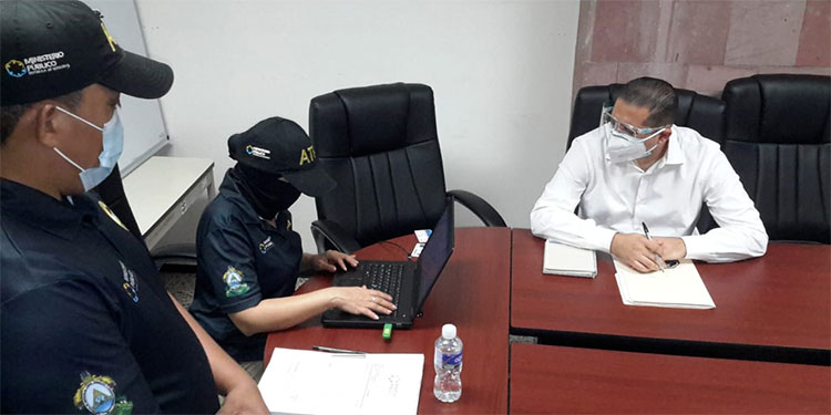 Esposo de diputada comparece en la Fiscalía por millonaria venta de mascarillas