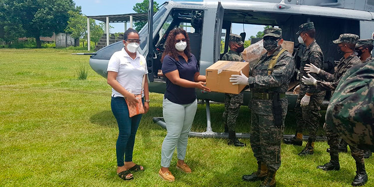 Maquiladores llevan ayuda a pobladores de la mosquitia