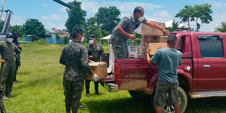 Maquiladores llevan ayuda a pobladores de la mosquitia