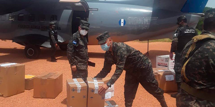 Maquiladores llevan ayuda a pobladores de la mosquitia
