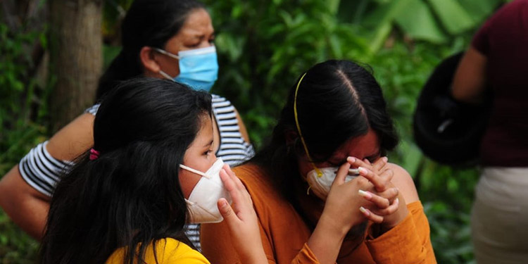 Con respiración artificial se aferra a la vida envenenado con monóxido