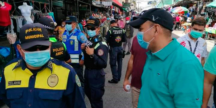 Van multas a mercaderes por no usar mascarillas