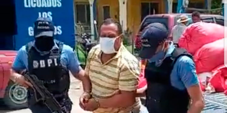 Lo capturan con 120 libras de “mota” armas y municiones