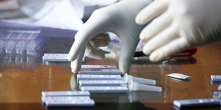 La OMS apela a los jóvenes mientras la pandemia alcanza 20 millones de casos