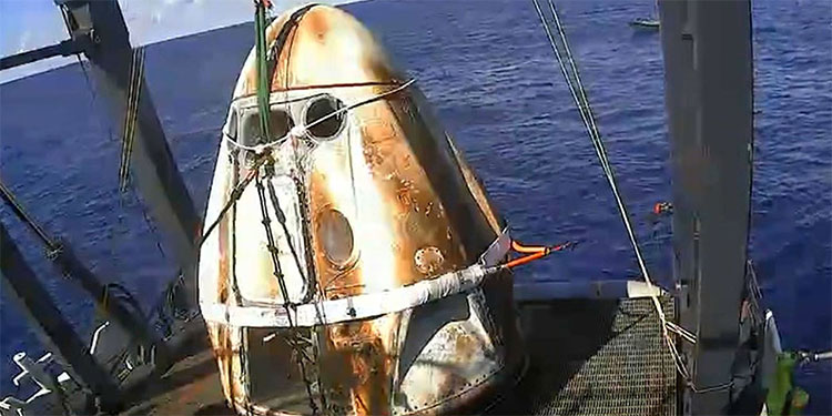 La cápsula tripulada de SpaceX ameriza frente a la costa de Florida (Video)