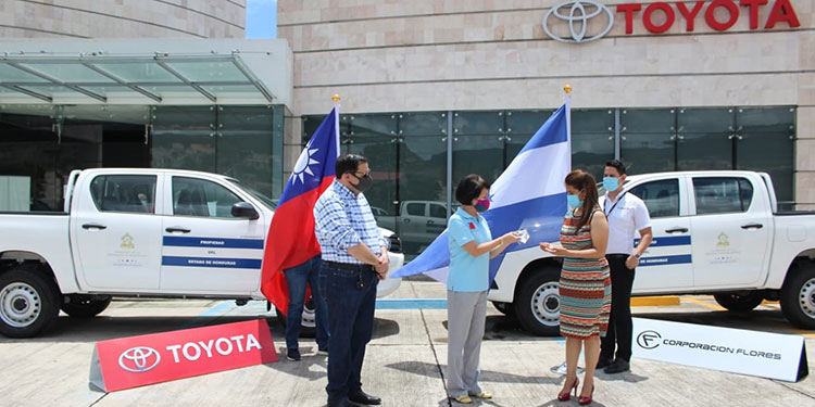 Salud recibe donación de equipo y vehículos