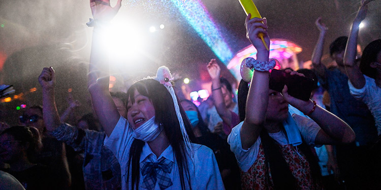 Macrofiesta tecno genera polémica en Wuhan, donde empezó la pandemia