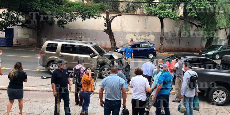 Camioneta arrolla a fiscal del MP en Tegucigalpa