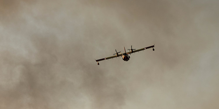 Un muerto y un herido grave al caer avión luso que combatía fuego fronterizo