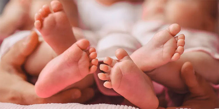 Da a luz a gemelos en un baño tras negarle la atención en el hospital; los bebés murieron