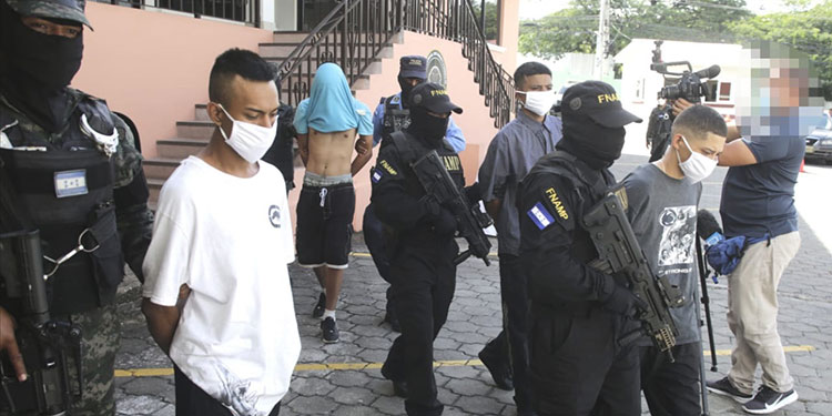 Con AK-47, drogas y dinero caen cuatro 18 y un MS-13