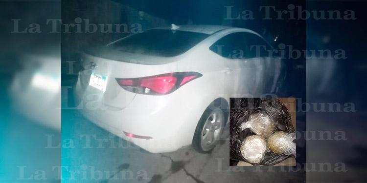 Hallan supuesta marihuana en carro abandonado por hombre en Roatán