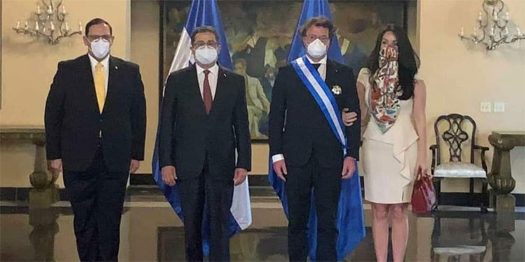 Honduras condecora con Orden Francisco Morazán al embajador de Unión Europea