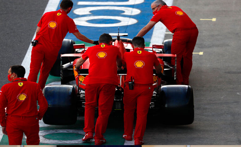 Siguen problemas en Ferrari: Vettel se bajó del auto e intentó reparar una falla