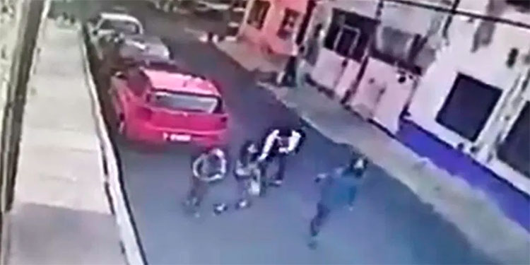 Hombre manosea a niña de 10 años que iba acompañada de su mamá (Video)