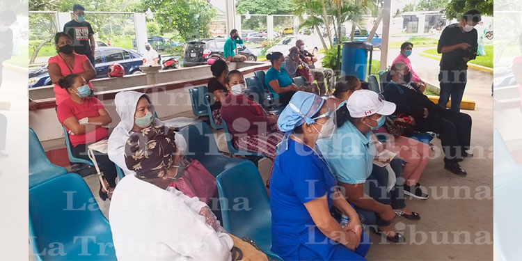 Empleados por contrato de hospital Gabriela Alvarado protestan por falta de pago