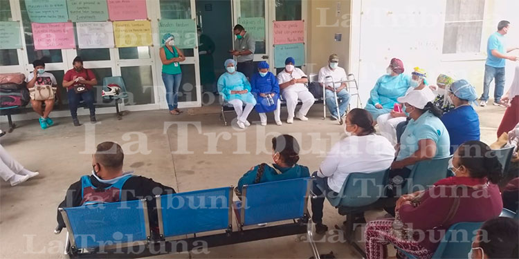 Empleados por contrato de hospital Gabriela Alvarado protestan por falta de pago