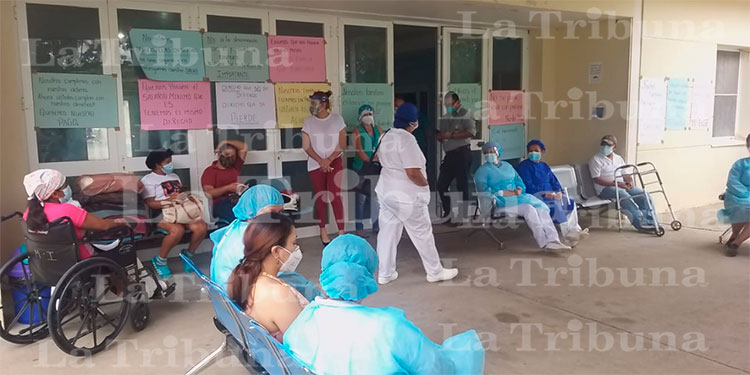 Empleados por contrato de hospital Gabriela Alvarado protestan por falta de pago