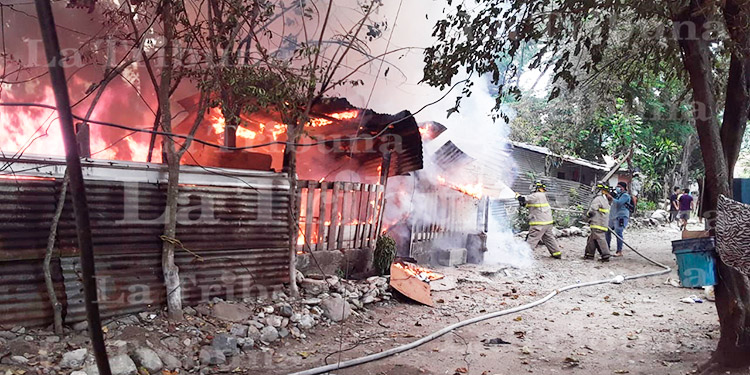 Voraz incendio deja en la calle a unas 25 personas en SPS