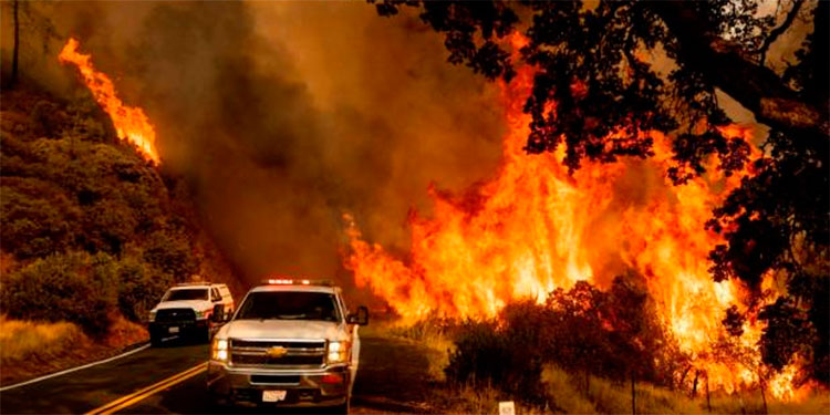 Un muerto y cuatro desaparecidos en uno de los mayores fuegos de California