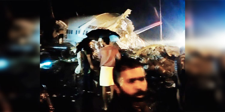 Al menos 10 muertos al salirse de la pista un avión al aterrizar en India