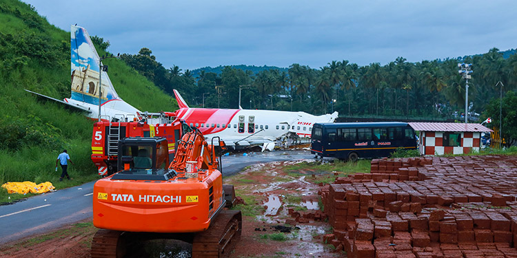 Socorristas impactados por la 'sangre y la muerte' del accidente aéreo en India