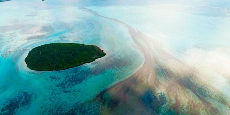 Barco japonés encallado en Isla Mauricio podría partirse en dos