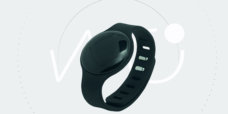 Pulsera inteligente garantiza mantener distancia social en lugares públicos