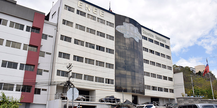 Urgen a ENEE pagarle a los generadores privados