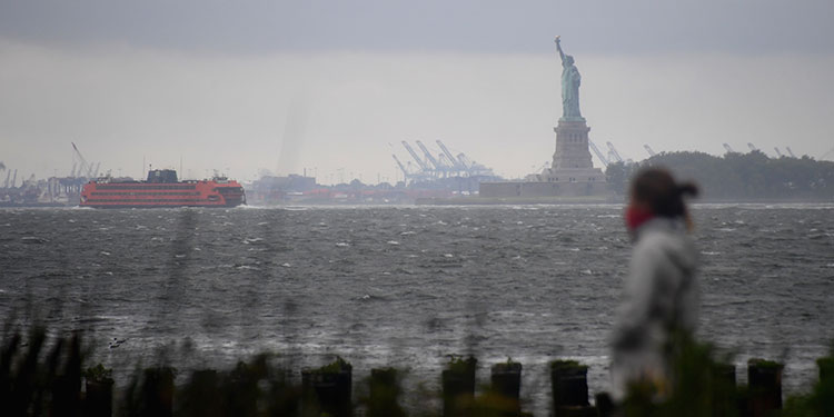 Tormenta Isaías barre la costa este de EEUU y deja al menos cuatro muertos